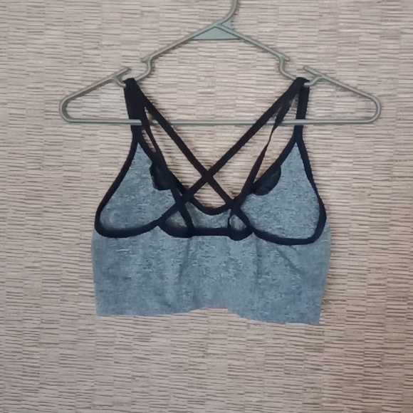 Woman's sports bra - Picture 2 of 6